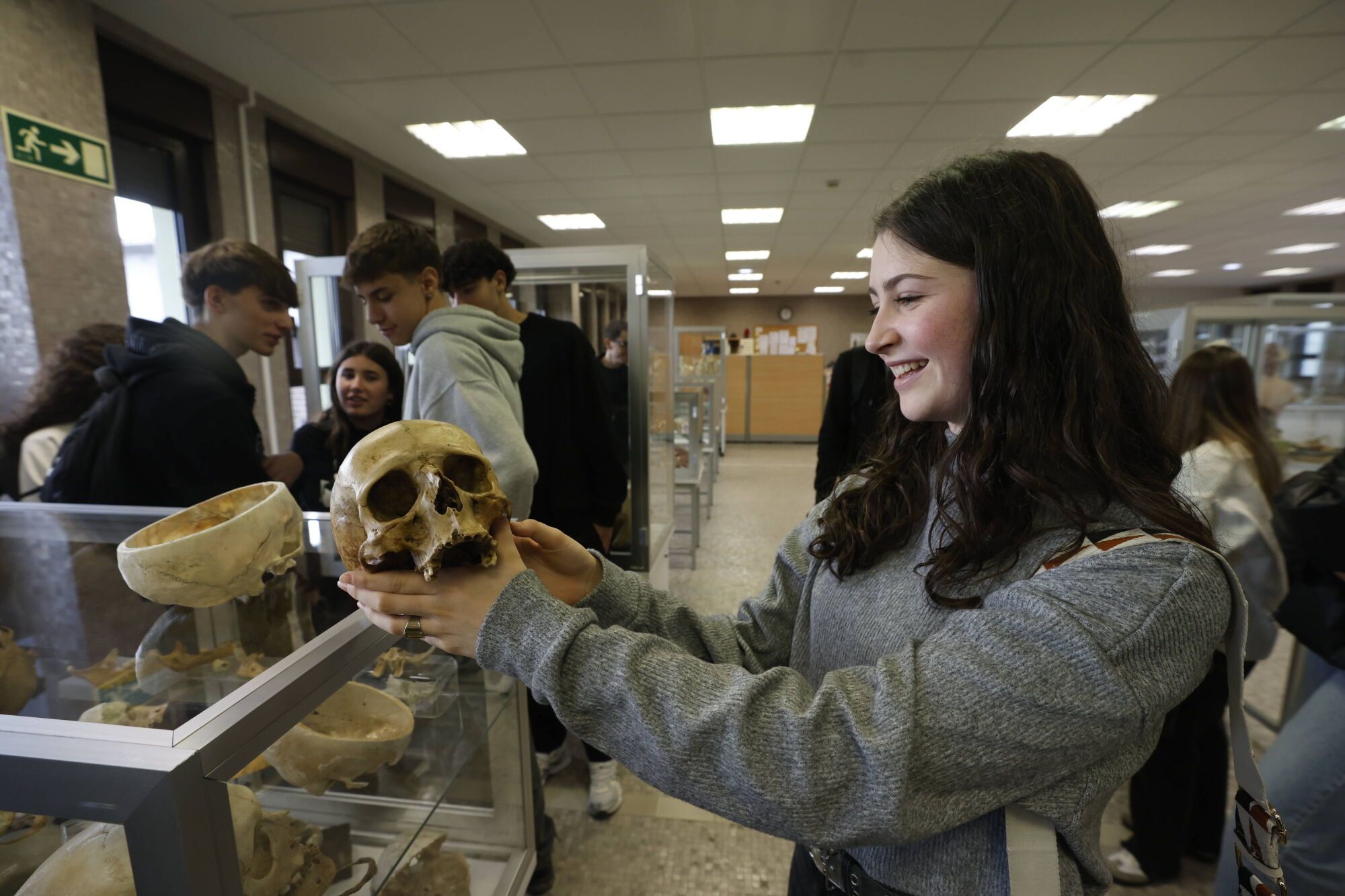 Alumnos de dos institutos asturianos visitan el Museo Anatómico de Medicina