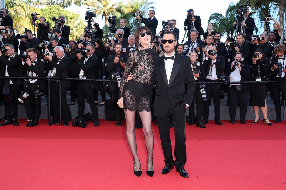 Anthony Vaccarello y Charlotte Gainsbourg en Cannes 2024
