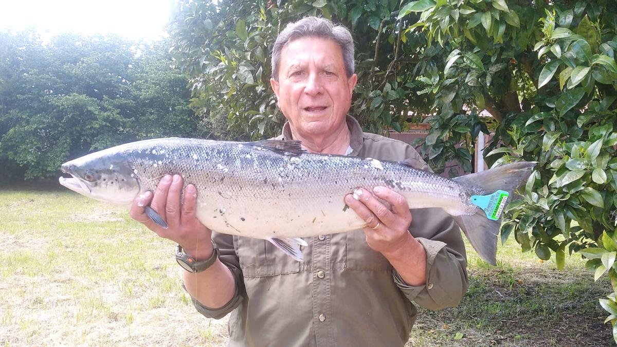 Antonio Martínez, con el campanu del Narcea.