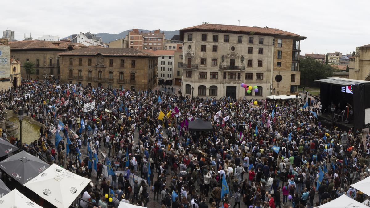 Los partidarios de la cooficialidad del asturiano se manifiestan en Oviedo