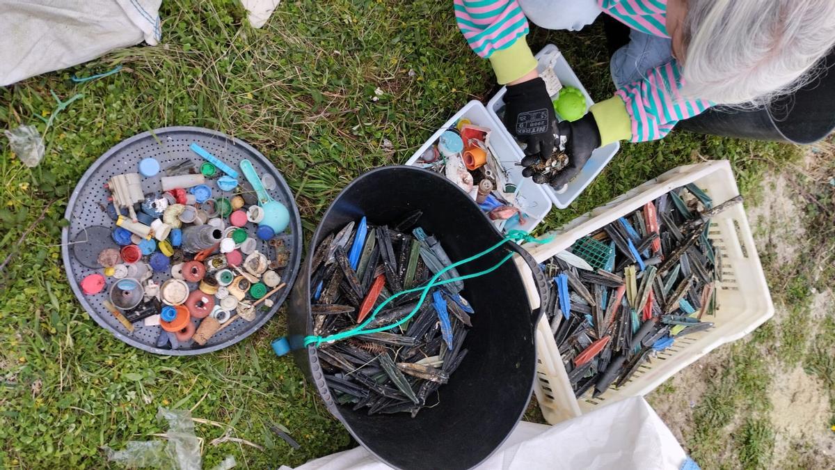 Mucha basura plástica, envases y restos de obra, así estaba Testos – Faro de Vigo