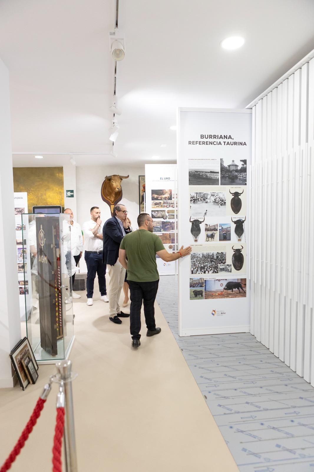 Fotos de la visita del alcalde y la comisión taurina de Vila-real al Museu del Bou de Burriana