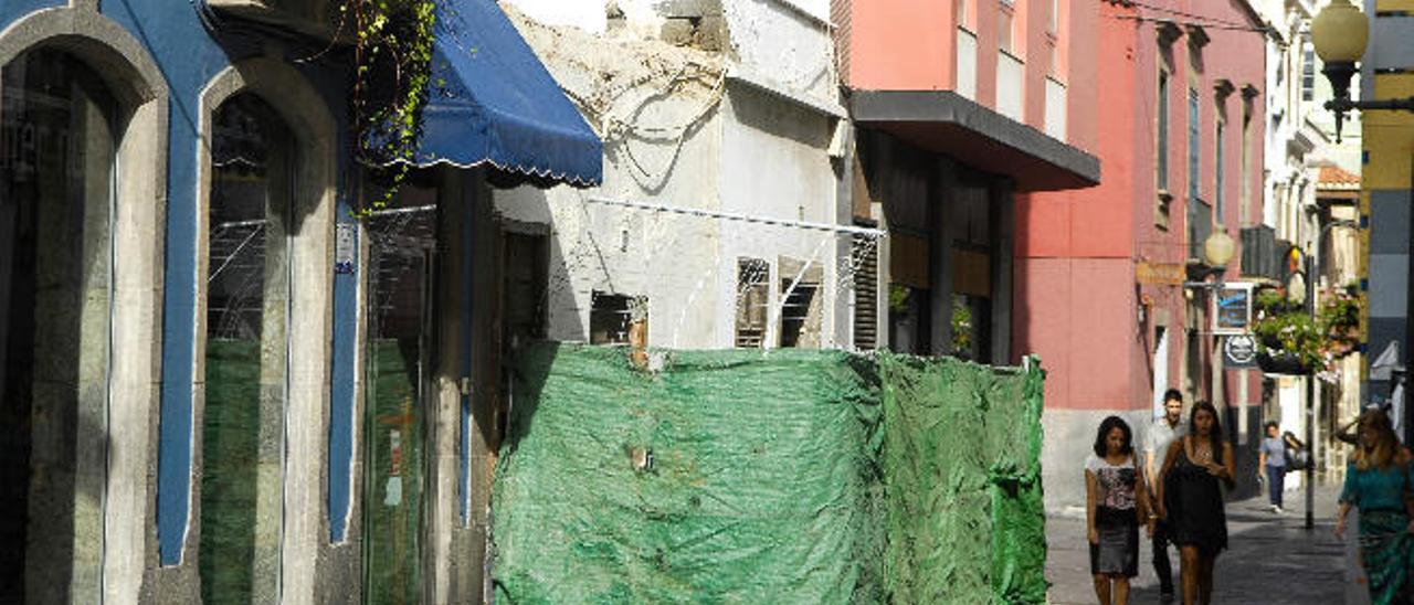 Las dos casas de la calle Cano, rodeadas por una valla, días antes de ser demolidas.