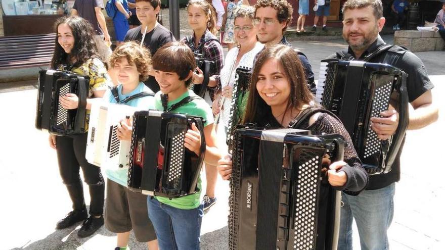 Veinte grupos llenan Luarca de música