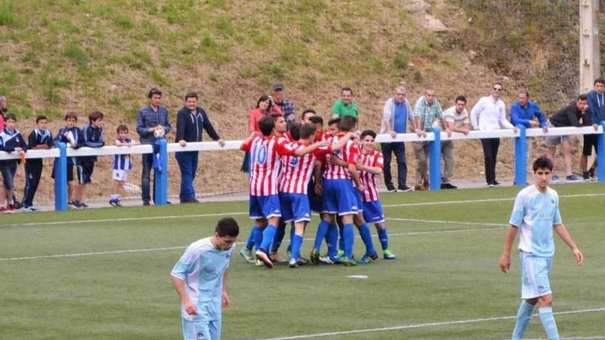 Los jugadores del Sporting juvenil celebran uno de sus goles ante el Antiguoko en Berio.