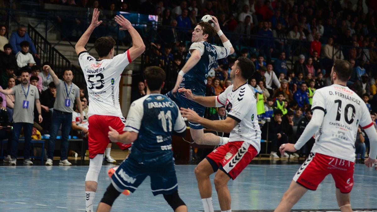 David Kalvo Valderhaug lanza en el partido ante el Nava.