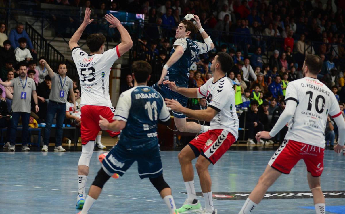 David Kalvo Valderhaug lanza en el partido ante el Nava.