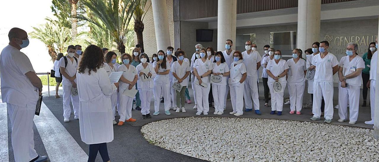 Concentración de trabajadores del servicio de Radiología del Hospital General de Elche.