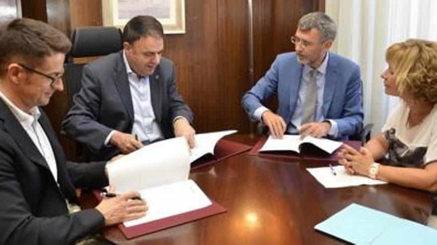L&#039;alcalde de Manresa signant el conveni.