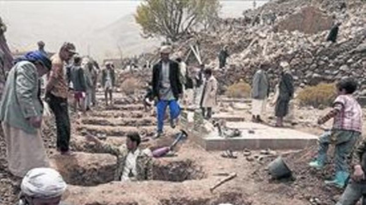 Movilización 8Yemenís cavan tumbas tras un bombardeo saudí.