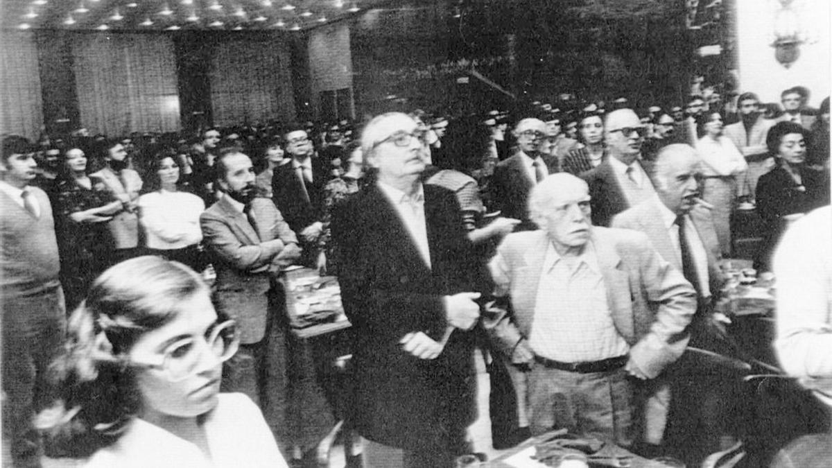 Joan Fuster, Josep Renau i, en el cantó de l’esquerra, Ernest Lluch, en els Premis Octubre de 1981