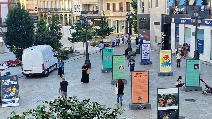 Plaza de Galicia, donde la moda es esquivar personas y carteles en coche