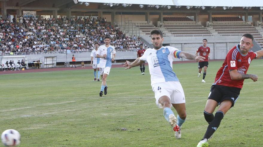 Aspas, que anotó su primer gol de este verano, remata a la portería del Compostela.  ANTONIO HERNÁNDEZ RIOS
