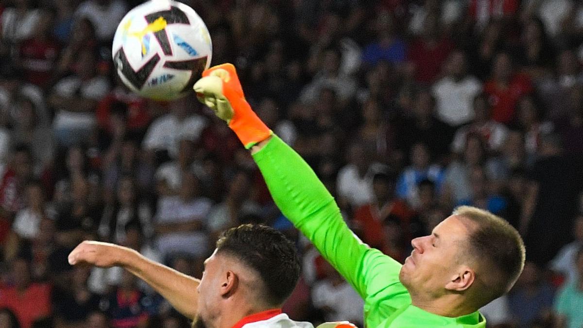 Ter Stegen despeja un balón aéreo en el Sevilla-Barça del Sánchez Pizjuán.