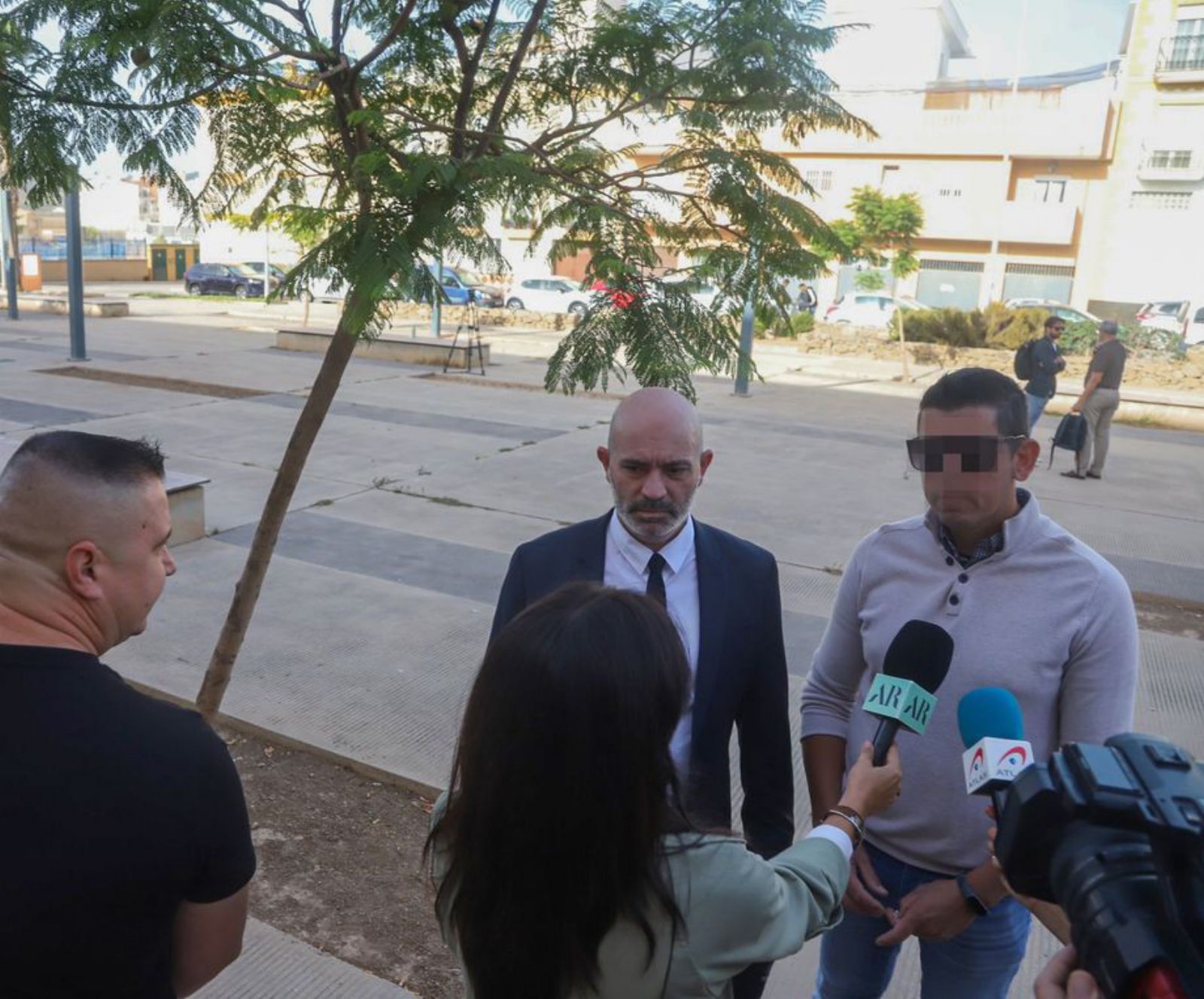 El novio de Dana Leonte, con su abogado (i), Juanjo Moreno.