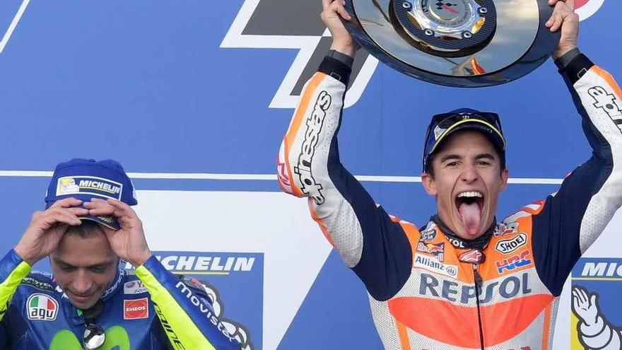 Marc Márquez celebra su victoria en el podio con Valentino Rossi, segundo, a su derecha