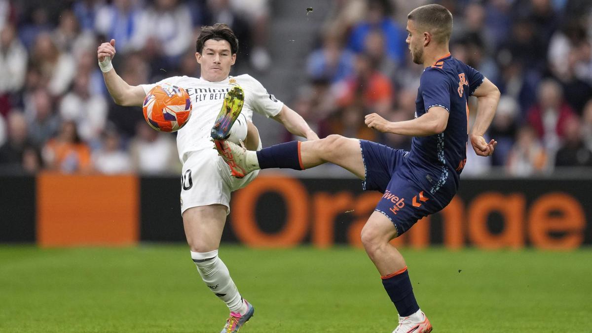 Fran García y Sergio Carreira, en una acción del partido.