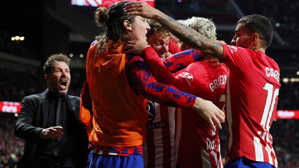 Los jugadores del Atlético celebran un gol al Villarreal.