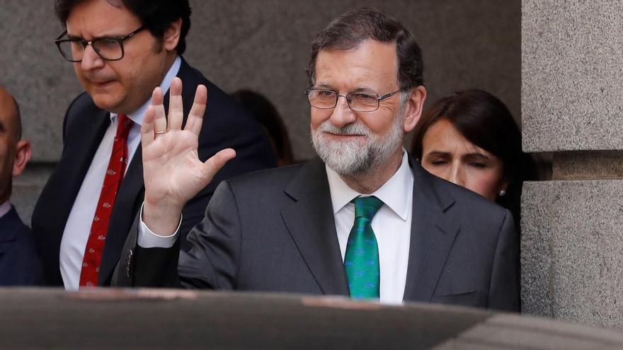 Rajoy saluda al salir del Congreso a mediodía de este jueves.