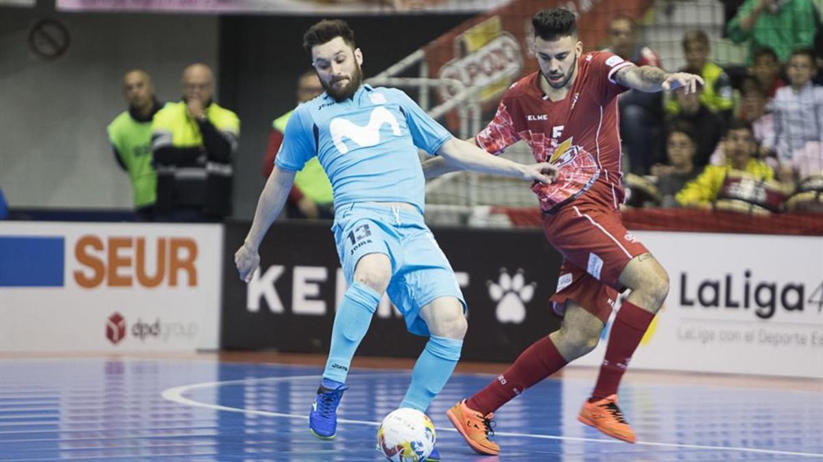 Elías (5) disputa la pelota a Gadeia (13), uno de los mejores de la Liga