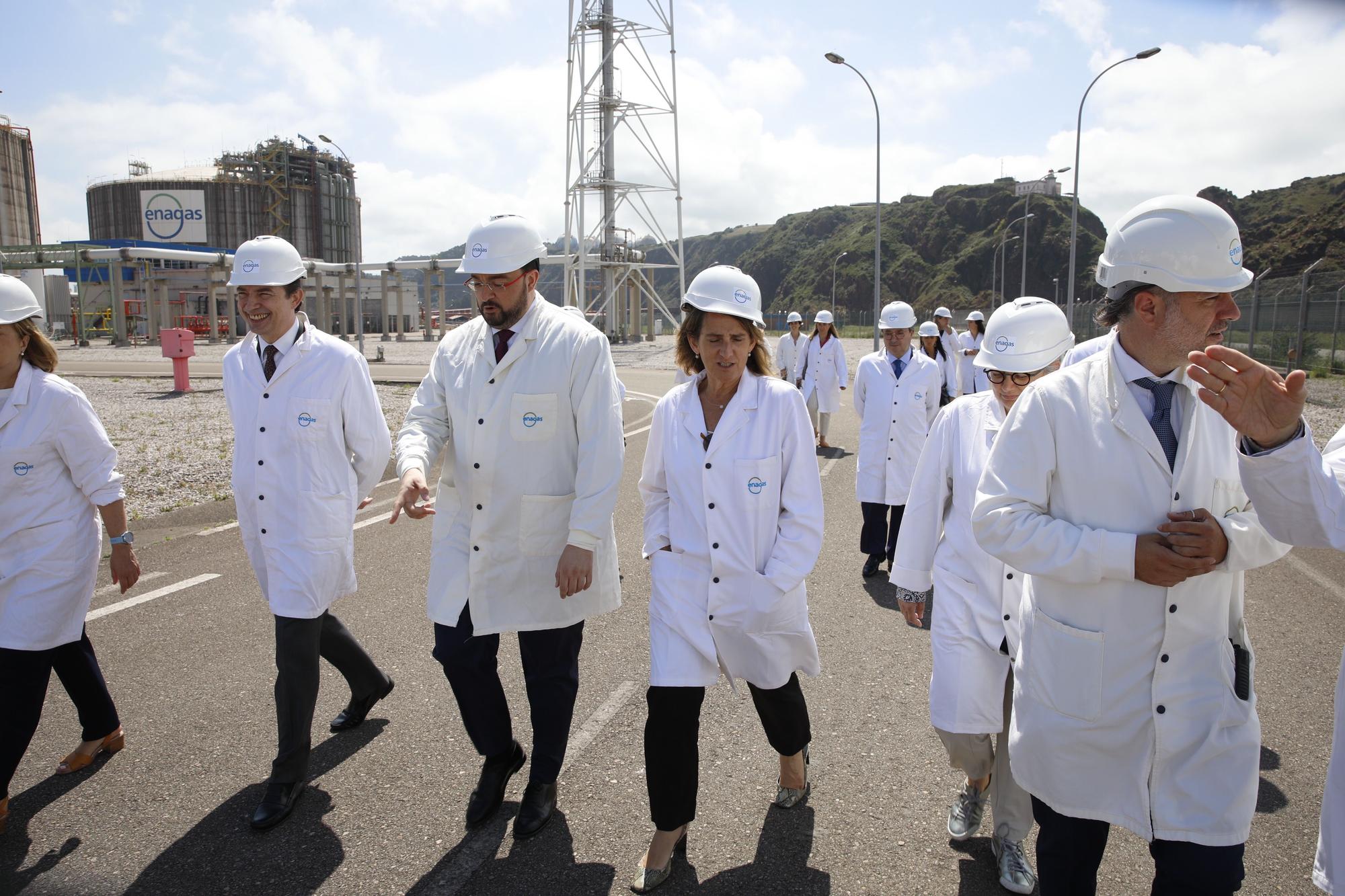 Teresa Ribera visita la planta regasificadora de El Musel