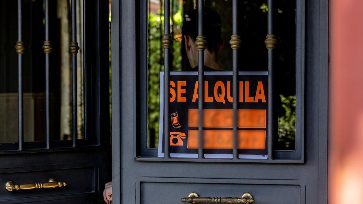Un cartel que anuncia que se alquila una vivienda.