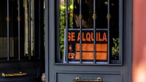Un cartel que anuncia que se alquila una vivienda.