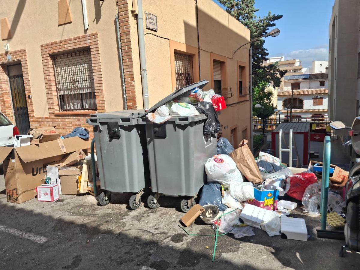 Basura amontonada en unos contenedores próximos al recinto de "bous al carrer"