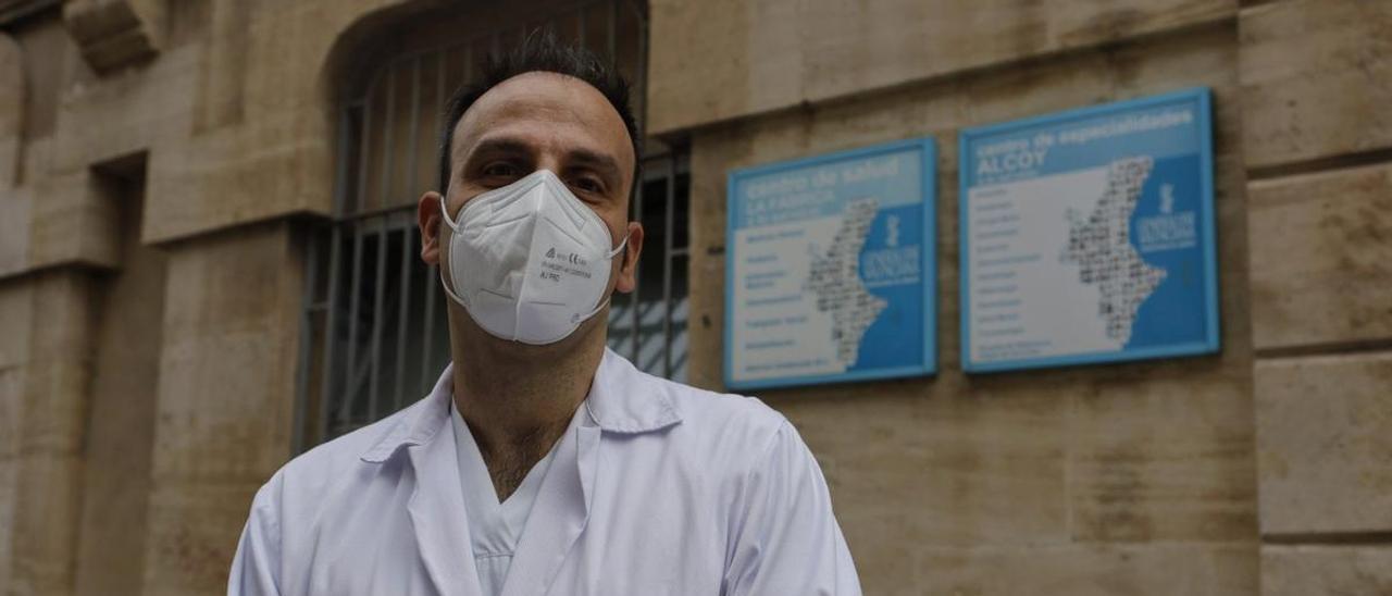 Alberto Acosta, a las puertas del centro de salud La Fábrica, en Alcoy.