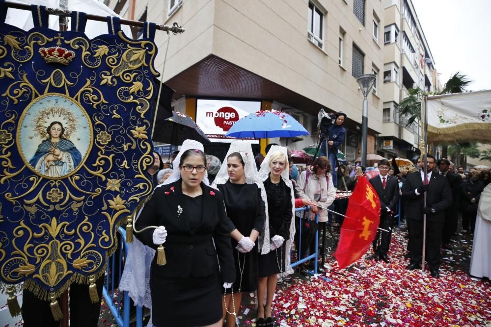 Pese a la fina lluvia que caía a primera hora de la mañana la procesión de Domingo de Resurección pudo celebrar el tradicional Encuentro en las cuatro esquinas