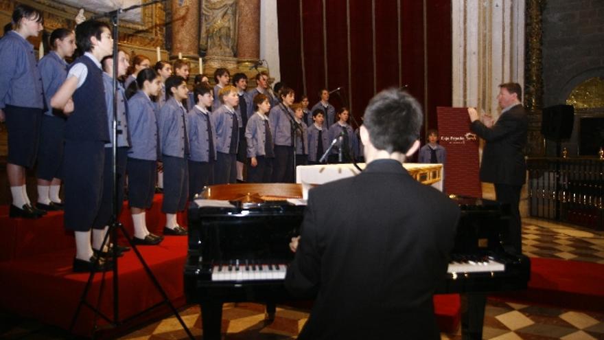 El Coro, con el pianista Dominic Faricier de espaldas y el director Nicolás Porte a la derecha, en un momento del concierto