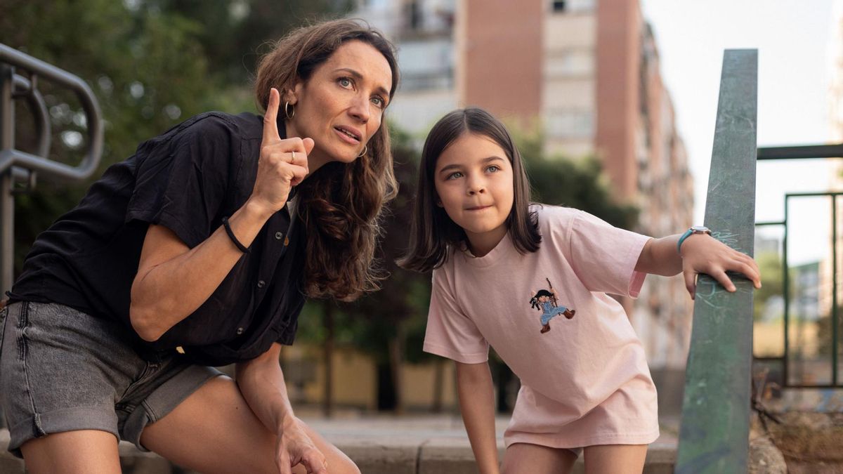 Ana Asensio junto a Alessandra González (Elena) en el rodaje de 'La niña de la cabra'.