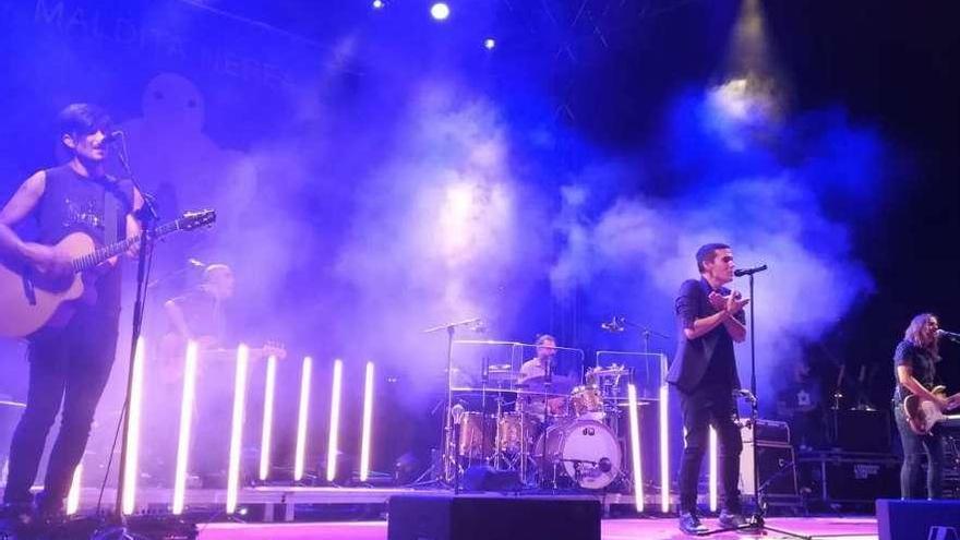 Los componentes del grupo Maldita Nerea interpretan uno de sus éxitos en el concierto.