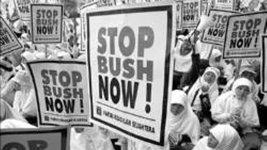 MILES DE INDONESIOS SE MANIFIESTAN CONTRA BUSH