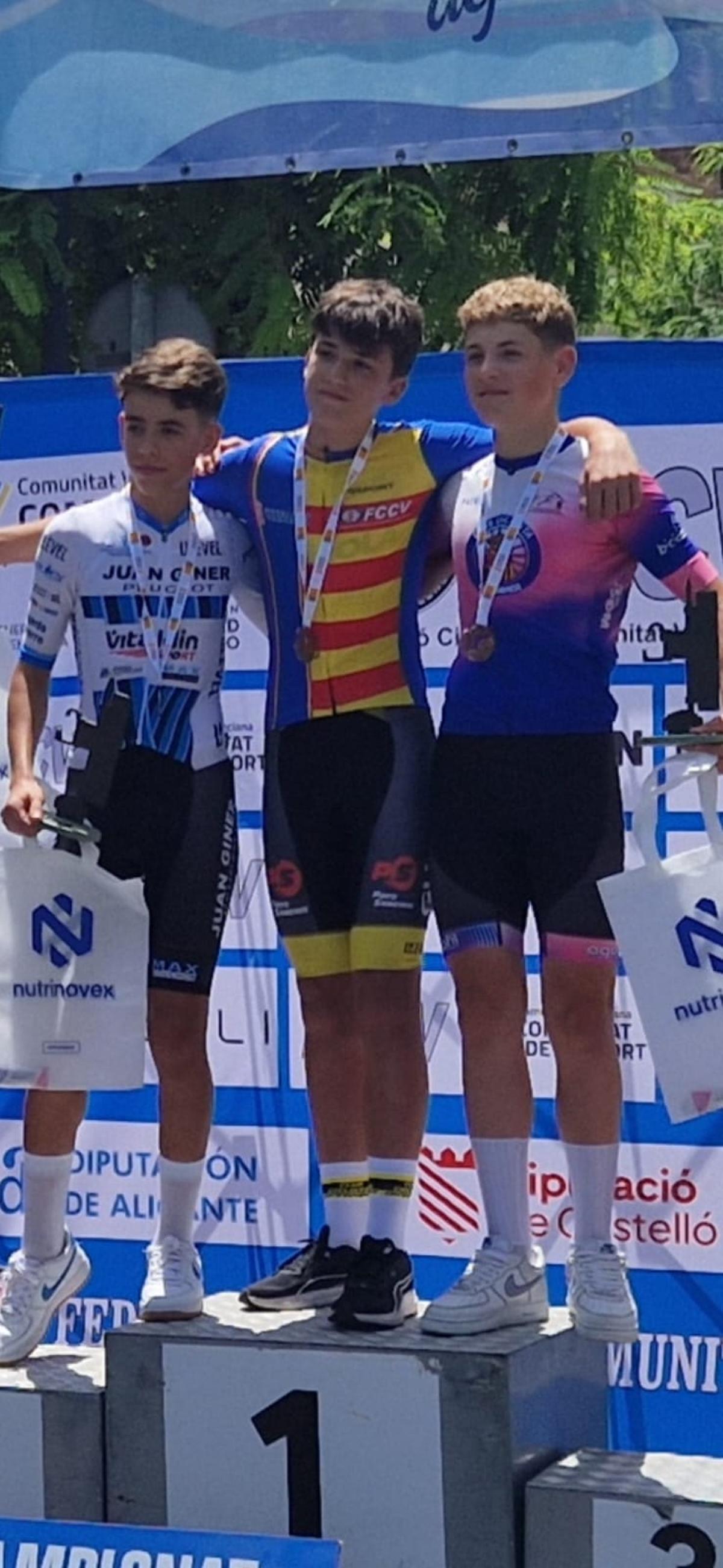 Jaume Beneyto, de la Escola de Ciclisme Ontinyent, en lo alto del podio en el Autonómico de Ruta.