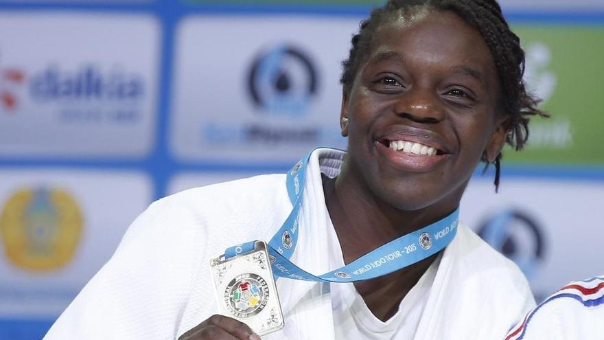 María Bernabéu muestra sonriente su medalla de plata