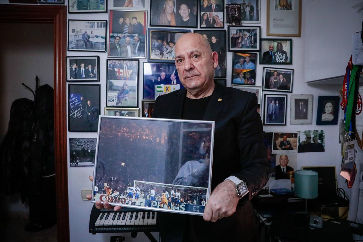 Antonio Iniesta, 40 años trabajando en el FC Barcelona, nos recibe en su casa de Mataró