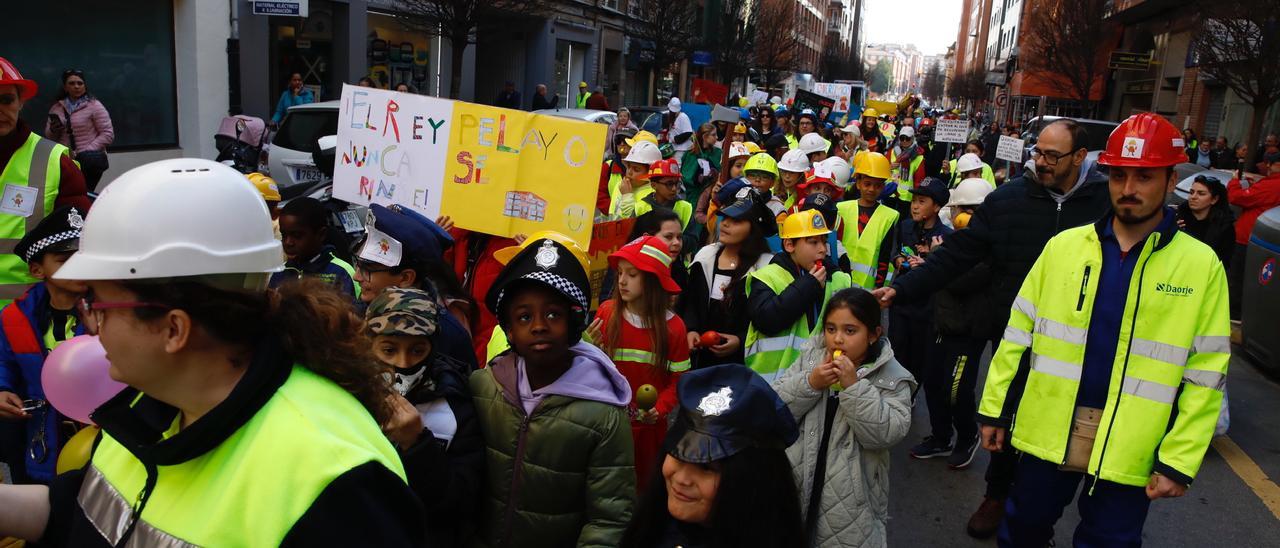 Así celebran el Antroxu en los colegios de Gijón