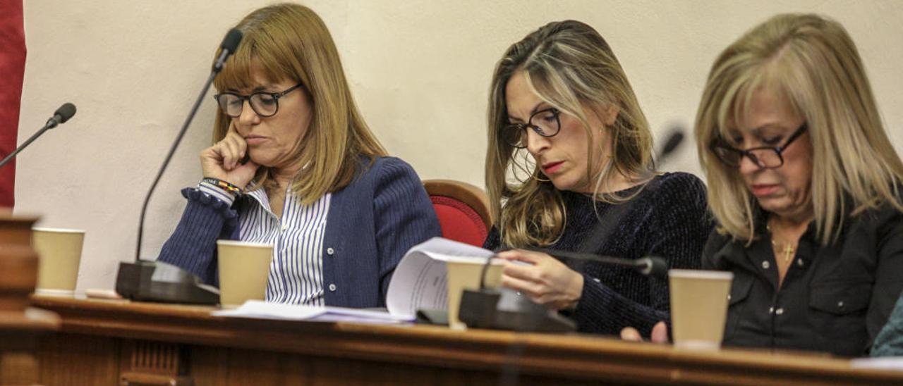 Las concejalas de Vox, Aurora Rodil y Amparo Cerdá, en un pleno municipal.