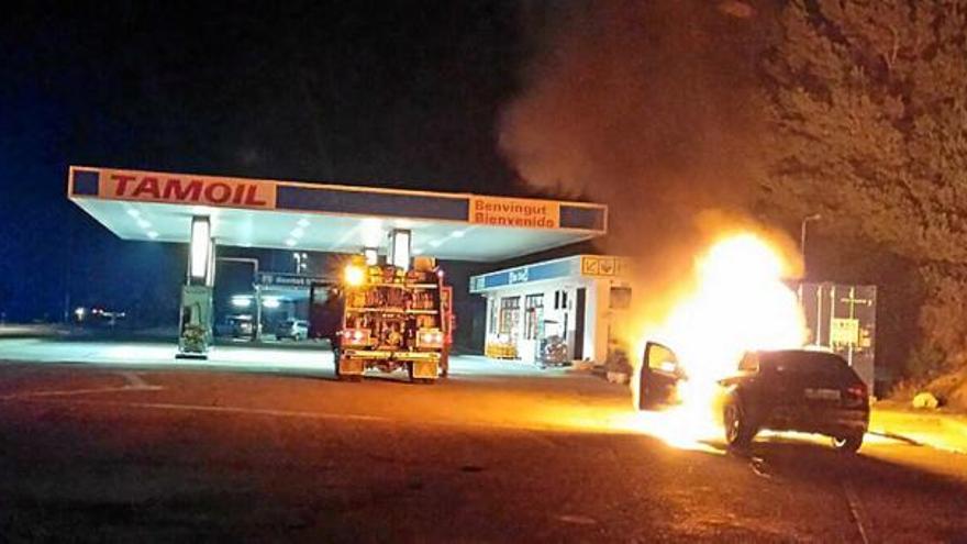 L&#039;incendi de dilluns, just al costat de la benzinera de Sant Martí