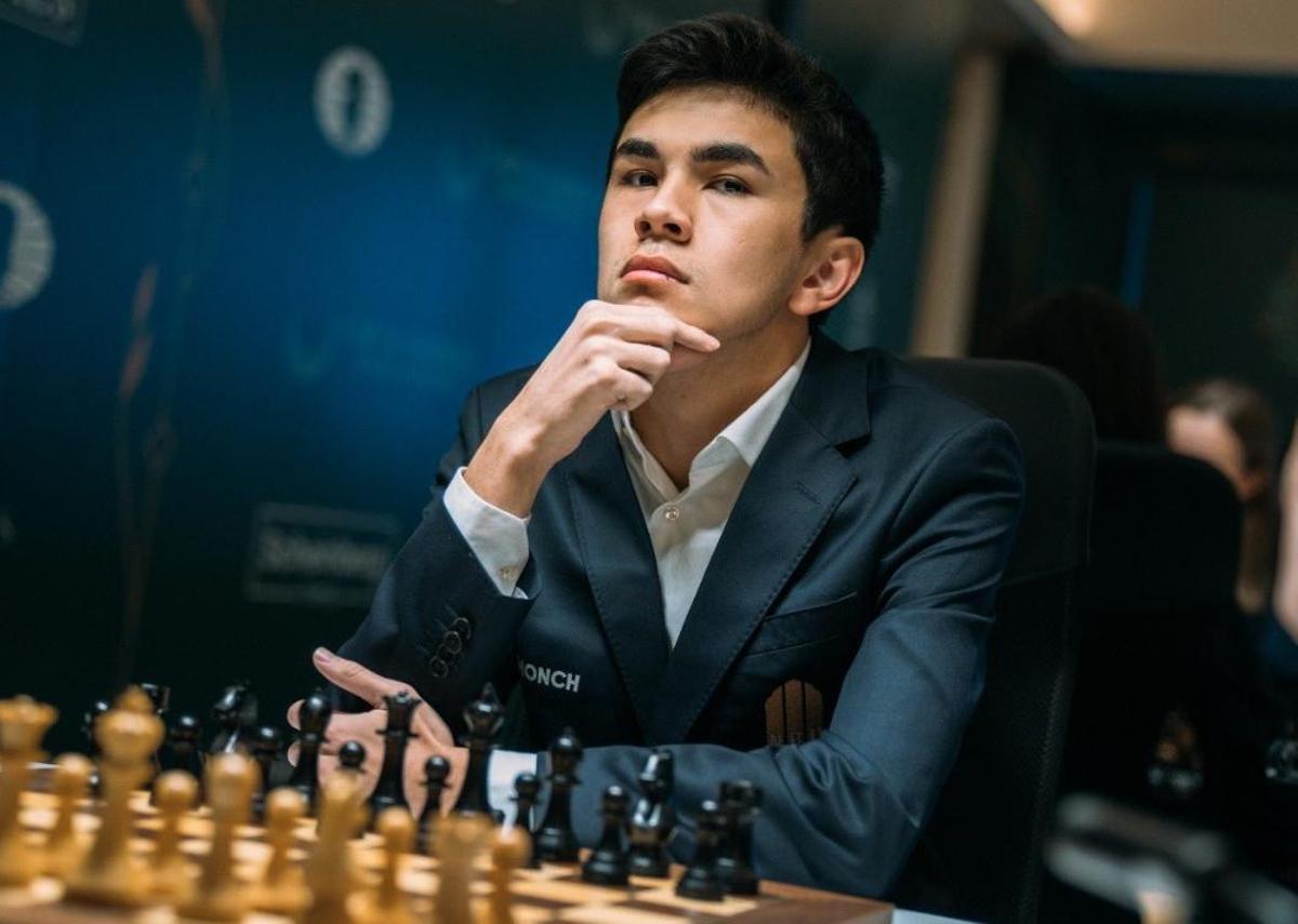 El ajedrecista uzbeko, Javokhir Sindarov, durante una partida en torne de Candidatos 2026 en Chipre