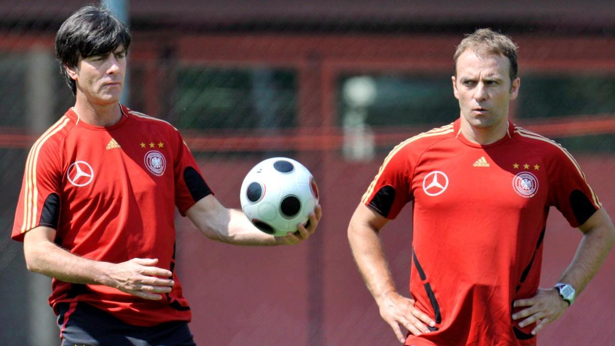 Joachim Löw y Hansi Flick durante un entrenamiento con la selección alemana en la Eurocopa 2008