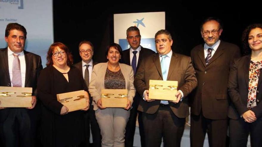 Representantes de las tres empresas y el programa premiados posan junto a directivos de La Caixa ayer en Vigo. // Marta G. Brea