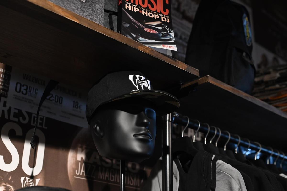 Los Violaldores del Verso inauguran su nueva tienda