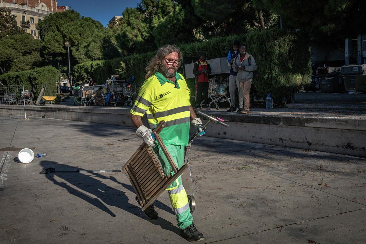 Barcelona desaloja a una treintena de personas sin hogar del parque Joan Miró