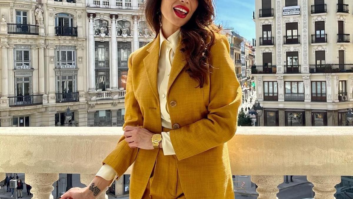 Pilar Rubio con traje de chaqueta y shorts de Sandro