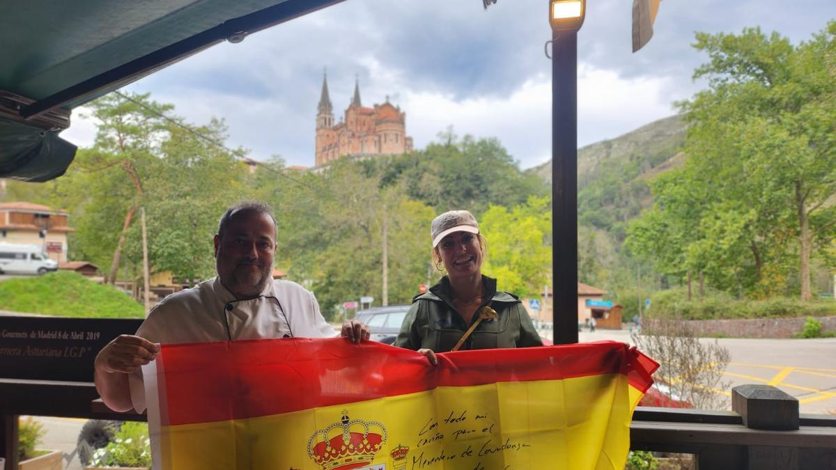 Lydia Valentín, junto con el hostelero cangués Isidro Martínez, en el real sitio de Covadonga, el pasado verano.