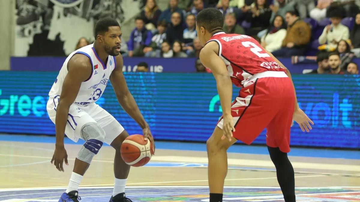 Bell-Haynes defiende a Douglas durante el partido de este martes.