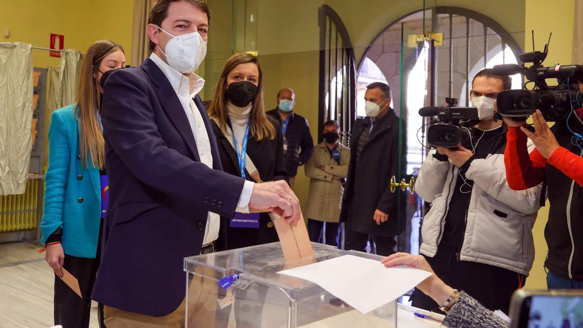 El candidat del PP a la Junta de Castella i Lleó, Alfonso Fernández Mañueco, votant a Salamanca