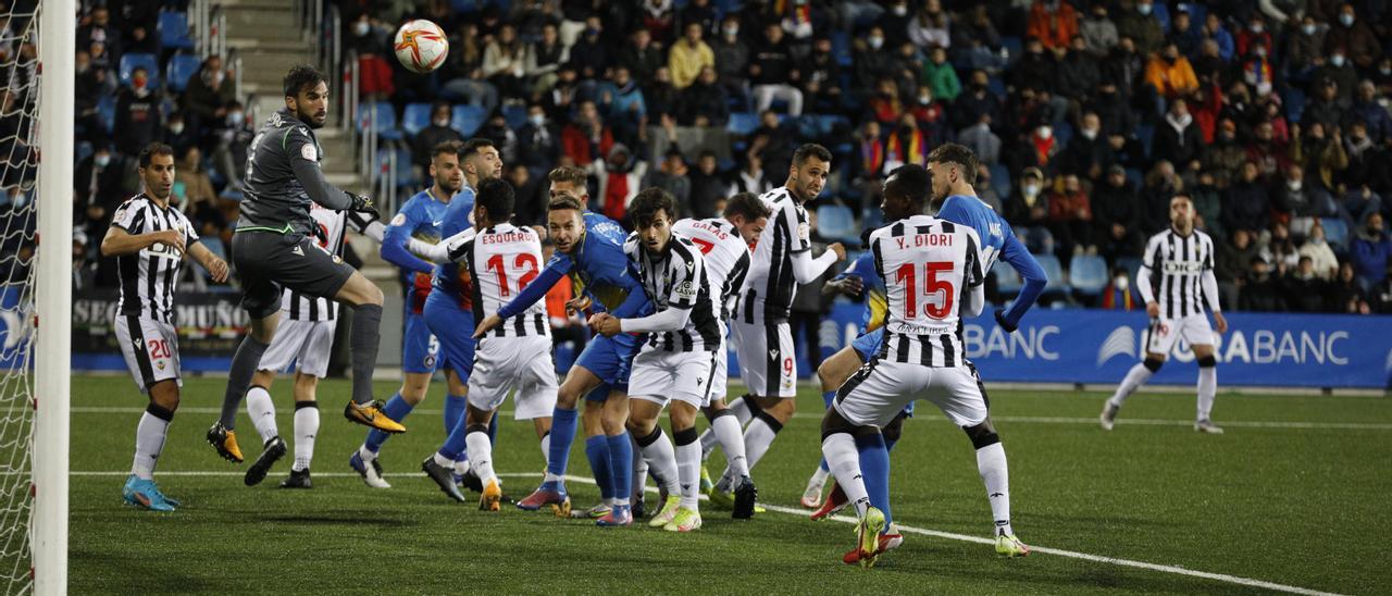 Los jugadores del Castellón defienden una jugada en el partido contra el Andorra.